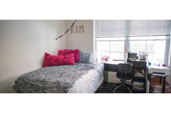 132 E Delaware, 3 Bedroom (up to 5 people) (Photo 2)