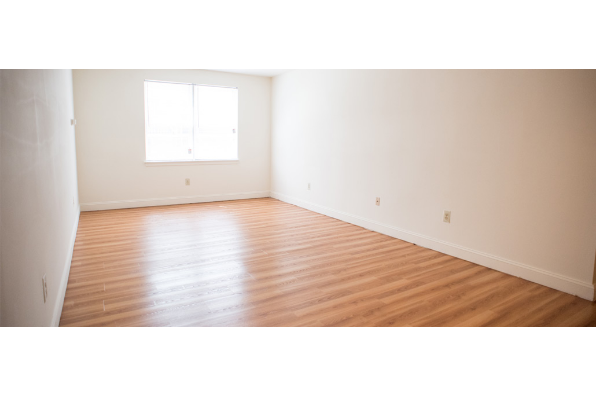 Main Street Plaza, 4 Bedroom 2 Bath (Photo 4)