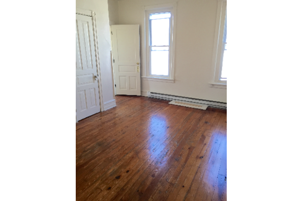 11 E Main St, 23 E. MAIN ST-5 BEDROOM HOUSE (Photo 4)