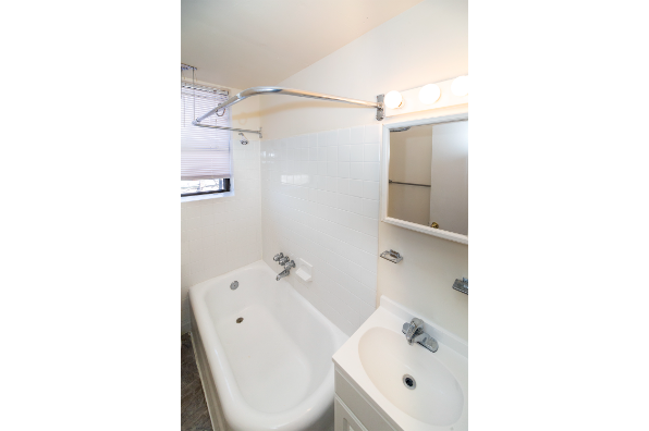 Verona Plaza, One Bedroom (Photo 2)