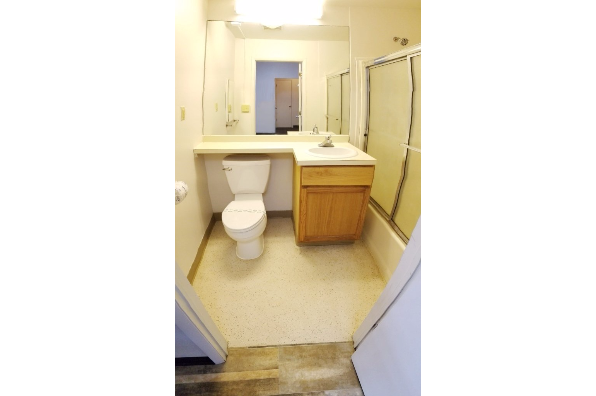 107 E State St, 3 Bedroom, 1.5 Bathroom Apartment (Photo 6)