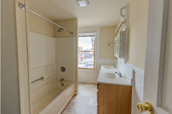 218 W Main St, 5 Bedroom (Photo 2)